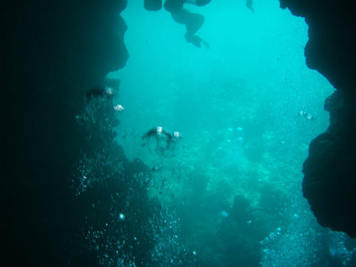 真栄田岬へダイビング：青の洞窟