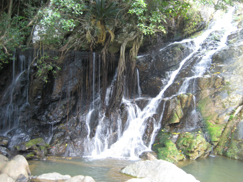 沖縄海岸国定公園運天森園地　轟きの滝