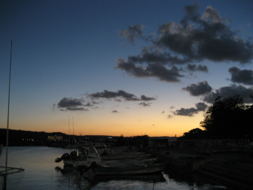 夕闇の迫る恩納漁港