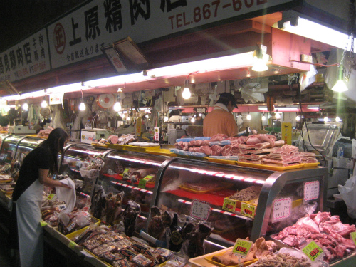 牧志の市場の１階の食料品店