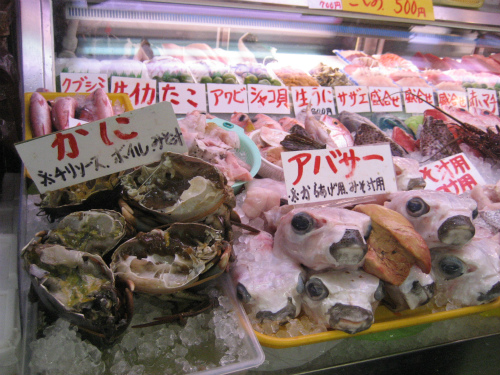 市場の魚売り場には、沖縄らしい鮮やかな魚が並んでいます