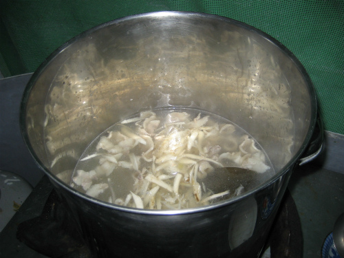 大きな鍋で猪鍋を作る