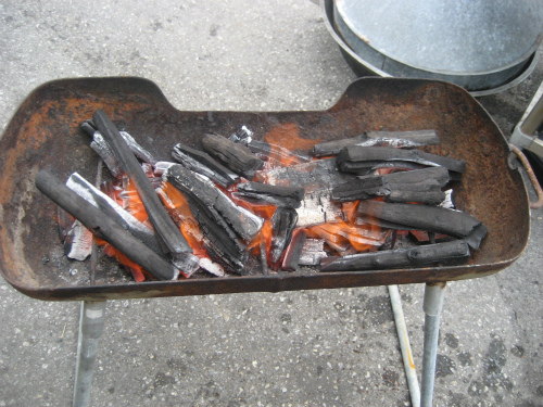 炭火で焼きそばを作る準備
