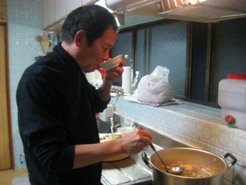 味噌や日本酒を入れて、牡丹鍋の味を調える松葉博雄