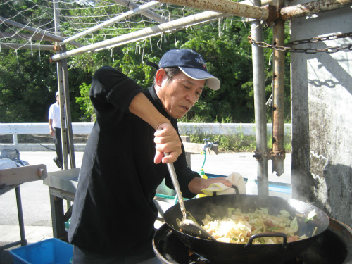 朝日会で焼きうどんを作る松葉博雄