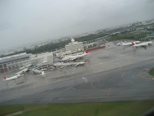 那覇空港を後にして、神戸に戻ります