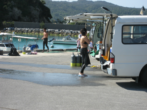 沖縄の恩納村には、２月でもダイビング客が来ています