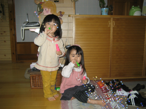 クレアちゃんと伊音ちゃんは、お土産のアンパンマンのシャボン玉に夢中です