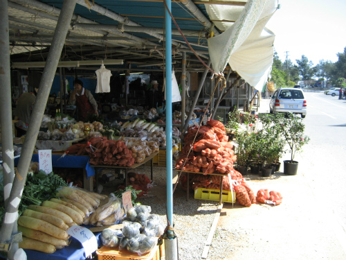 フリーマーケットでは、たくさんの野菜が売られています