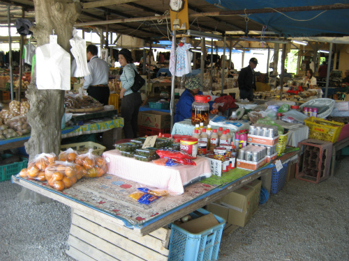 フリーマーケットでは、たくさんの野菜が売られています