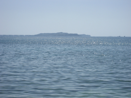 海中道路がある、平安座島、宮城島、伊計島などが見えます