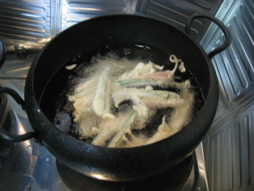牡蠣フライと合わせて、三度豆のフライを作ります