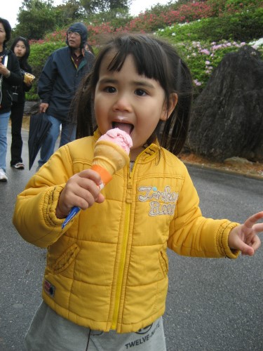 クレアちゃんは、寒いのにソフトクリームを食べています