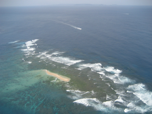 那覇空港を飛び立つと、すぐに離島が真下に見えます
