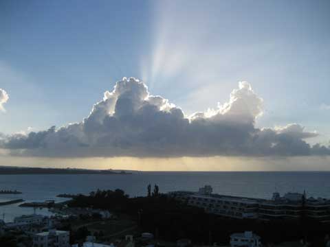 松葉博雄のいい写真撮りたいな：「沖縄恩納村ムーンビーチで気の利いた雲に出会いました」