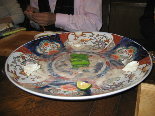 伊万里焼の大皿に、綺麗に並べられたフグのてっさ