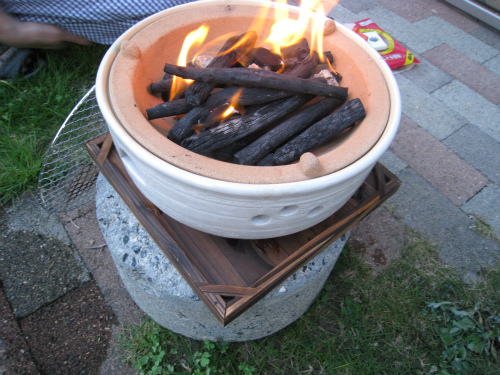 庭で炭火焼き