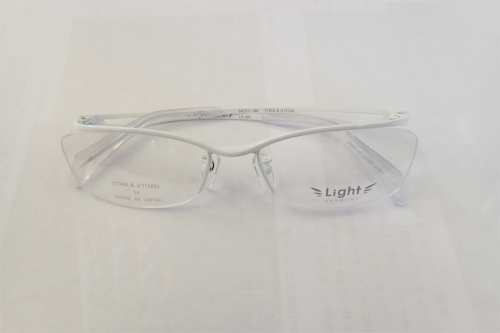 全視界メガネの和真から 宮下浩之さんが新製品の紹介に来られました 全視界メガネの神戸取扱店は 我が社だけです 松葉博雄の社長研究室