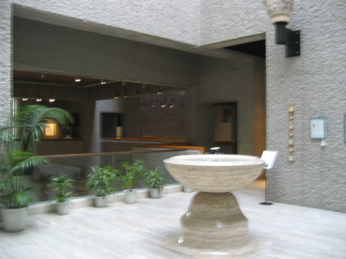 美術館の踊り場の噴水
